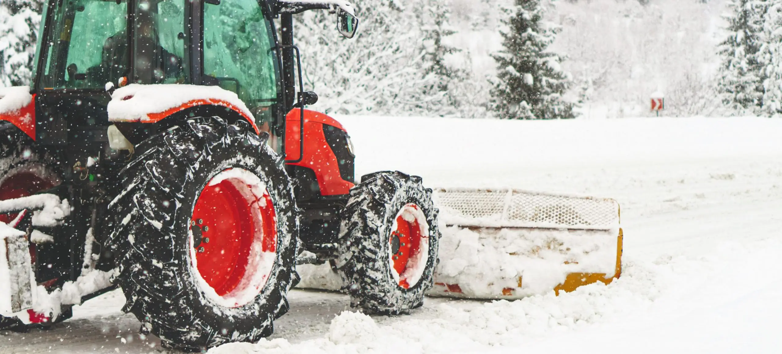 Tracteur de Déneigement S. Nadon, lame abaissée, pendant une tempête