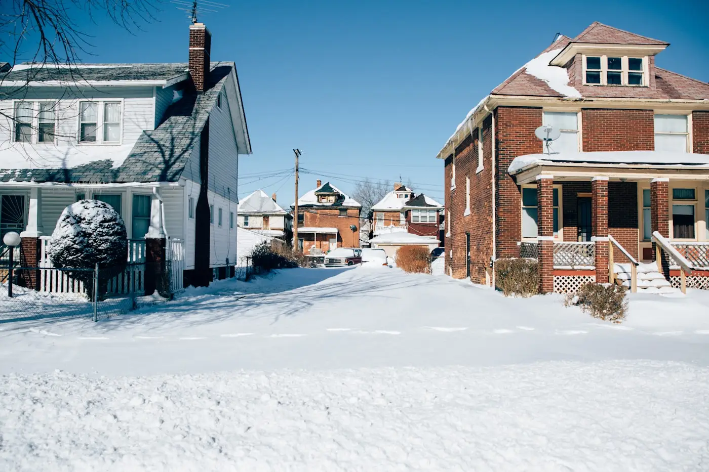 Rue résidentielle après une bordée de neige, au petit matin